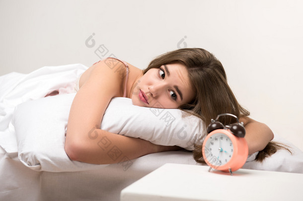 美女躺在床上的时钟