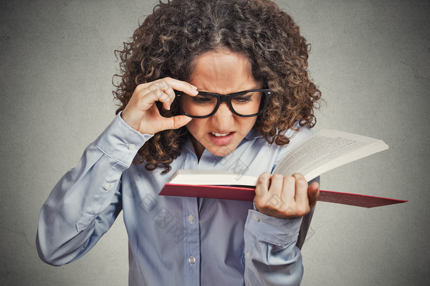 女人与眼镜想要读的书，看到文本困难重重