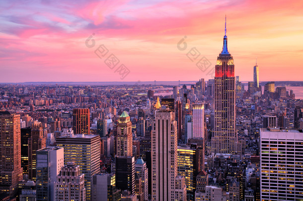 纽约中城与帝国大厦在那壮丽的日落