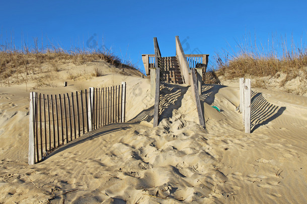 在北<strong>卡罗</strong>莱<strong>纳州</strong>的海滩的沙子覆盖阶梯