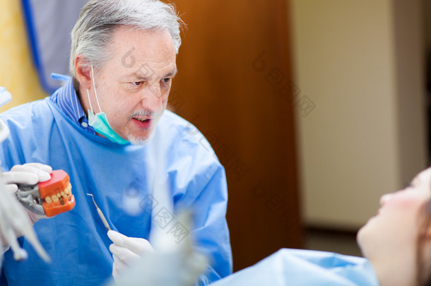 牙医与一名女病人