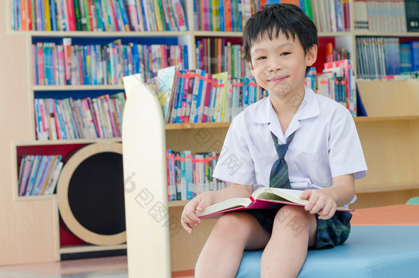 学校图书馆里的学生阅读本书