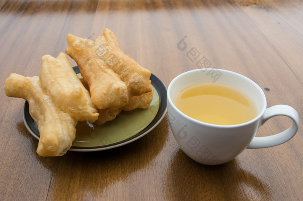 泰国炸的 doughstick 和茶木桌上的，早餐