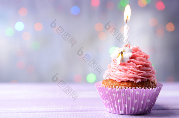 在明亮的背景上的桌上美味的生日蛋糕