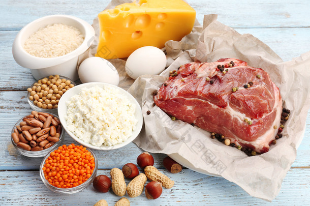 在桌子上，蛋白质高的食物特写