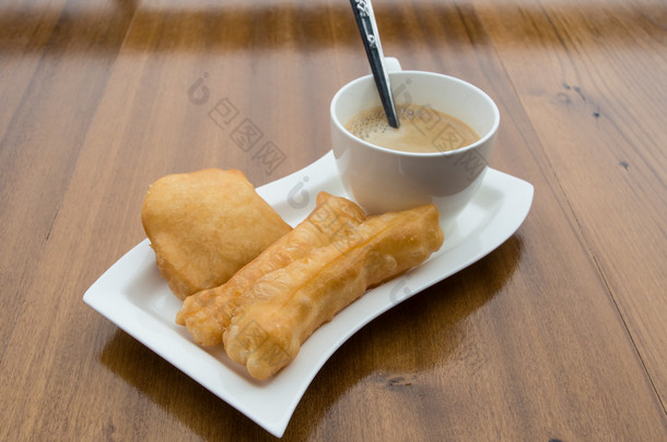 <strong>泰国</strong>炸的 doughstick 和木桌上的咖啡，早餐