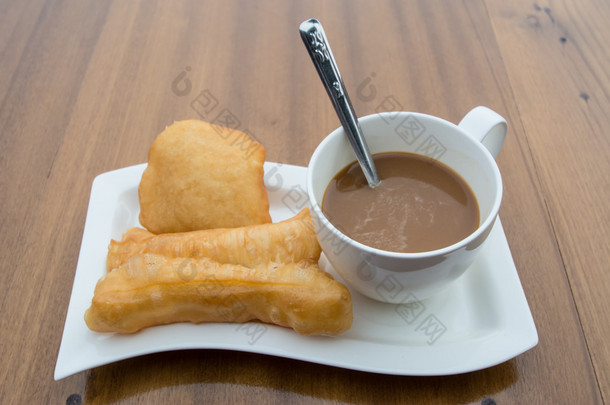 泰国炸的 doughstick 和<strong>木</strong>桌上的咖啡，早餐