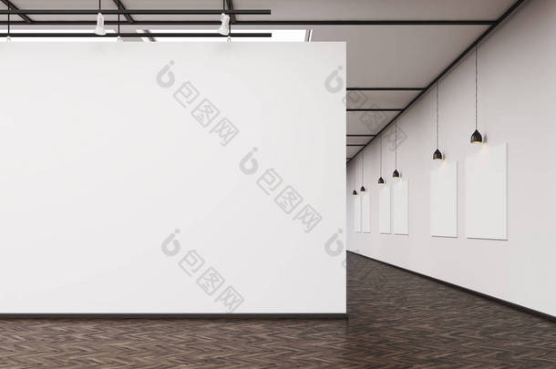 <strong>艺术</strong>画廊与空白的墙和行的图片