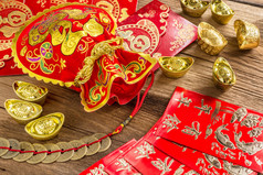 中国农历新年装饰、 中国红色的包和黄金金条