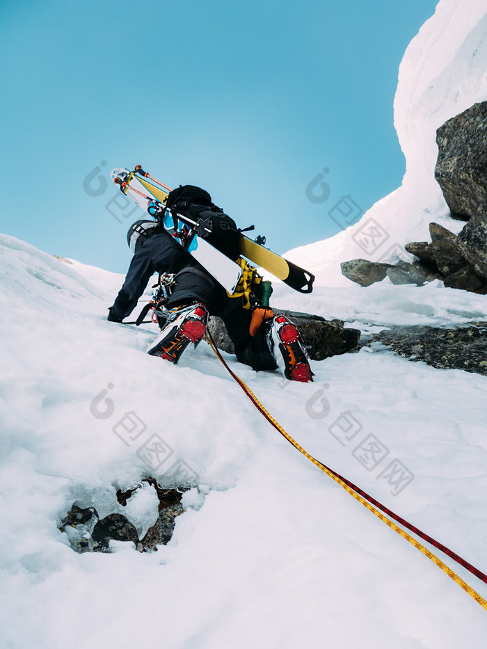 攀冰: 雪和岩石的杜里混合路线上的登山者 攀登雪山