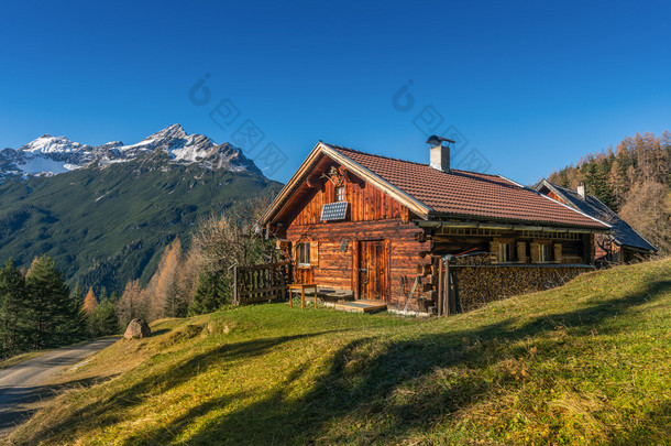 在农村的<strong>秋天风景</strong>阿尔卑斯山老木屋小屋