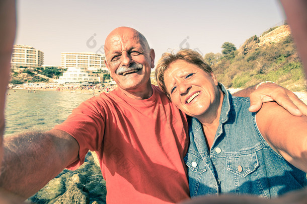 高级对幸福的夫妇自拍照以蓝色石窟度假村在马耳他南部海岸-冒险前往地中海<strong>岛屿</strong>-活跃的老人和新技术与世界各地的有趣的概念