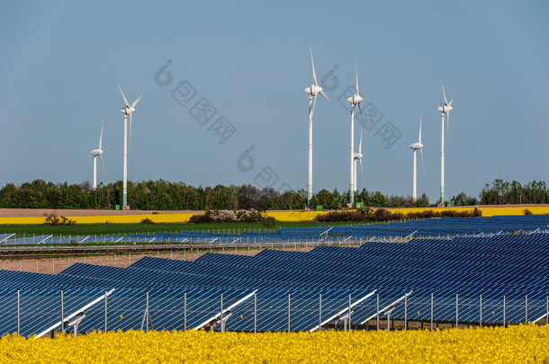 风力<strong>发电机</strong>和太阳能电池板