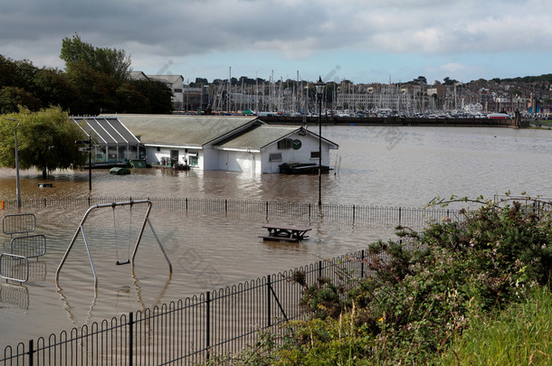 韦茅斯餐厅和儿童游乐公园水下在洪水中