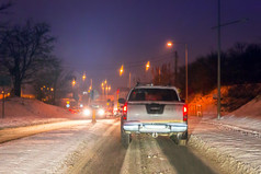 冬天降雪后积雪的路上