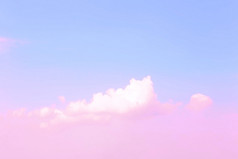 粉色和蓝色的天空背景与云