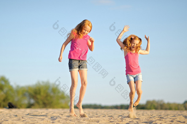 走在海滩上的两个姐妹的肖像