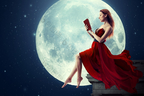 在满月看书的女人
