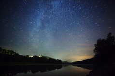 美丽的夜空、 银河、 星迹和树木