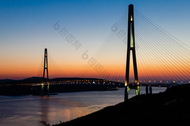 俄罗斯岛上桥。符拉迪沃斯托克 (海参崴)