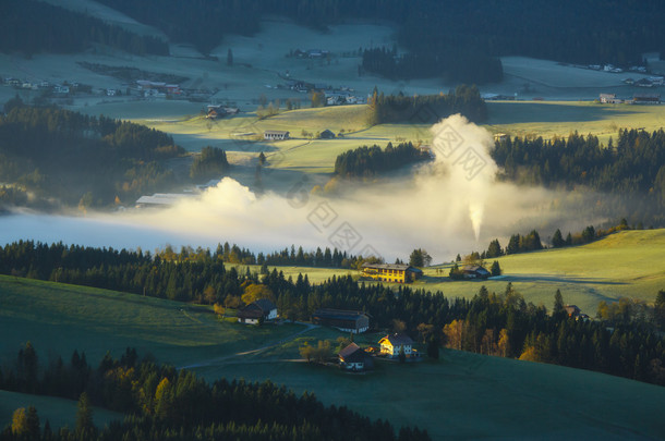 晨雾在奥地利阿尔卑斯山的山谷