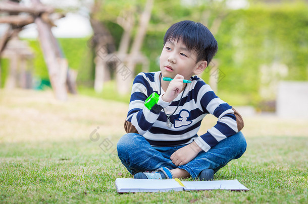 小亚洲<strong>男孩</strong>认真的写<strong>作业</strong>