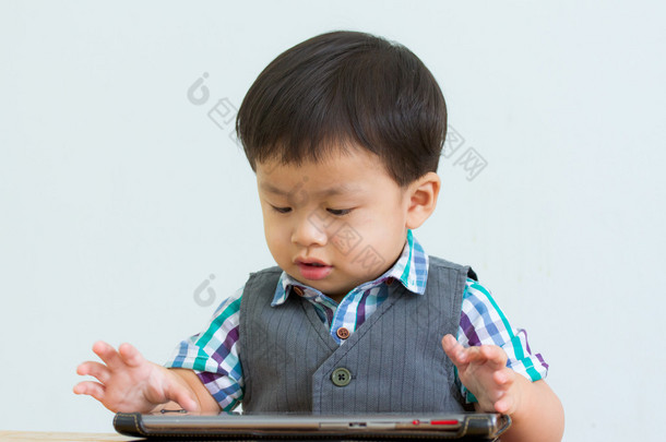 一个孩子坐在一个游戏上数字的桌子桌上的肖像