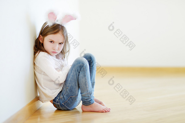 <strong>愤怒</strong>的小女孩，穿着兔子耳朵