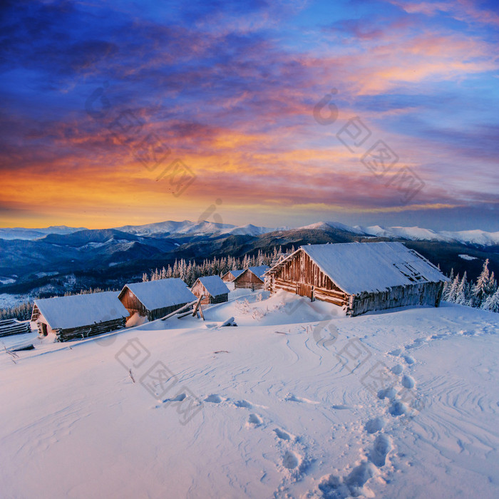 在神话般的冬天树与雪山小屋