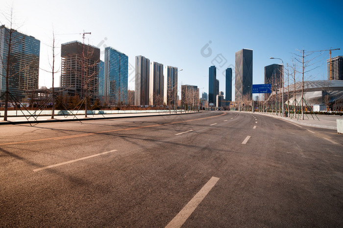 摩天大楼办公楼在大连. 城市道路