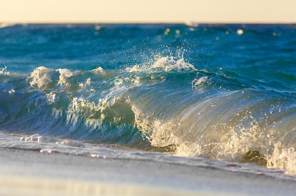 在热带<strong>海洋</strong>上日落海滩上的海浪