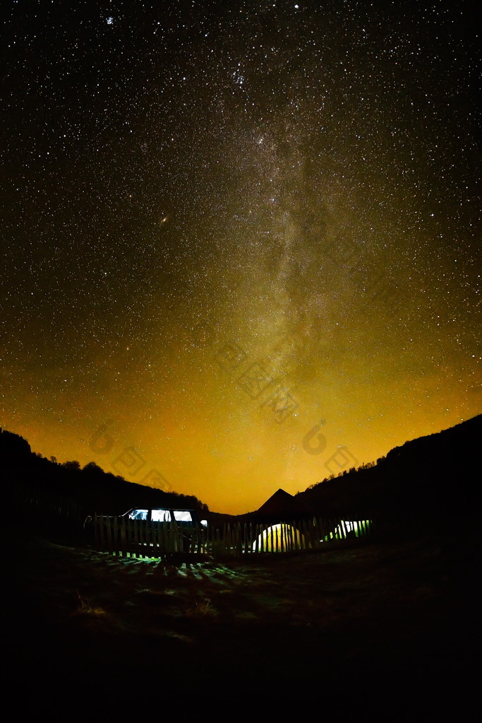 在夜晚的天空下露营星河