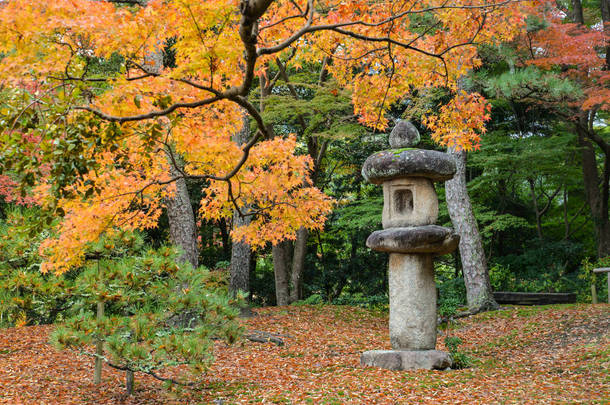 在日式花园，奈良，<strong>日本</strong>传统石灯笼