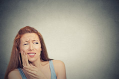 女人与敏感牙齿疼痛冠问题