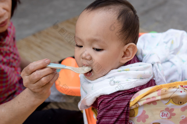 婴儿用勺子吃的食物