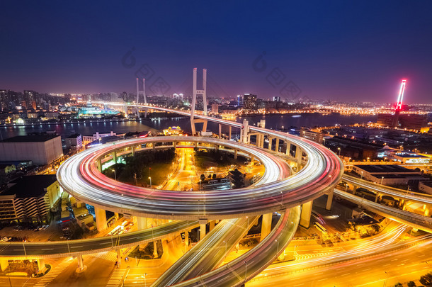 晚上上海南浦大桥