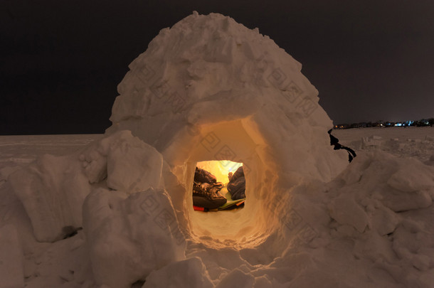 雪冰屋冰海上夜的背景上