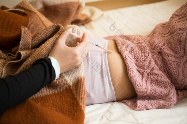 女人的注射器在孩子屁股制作注塑