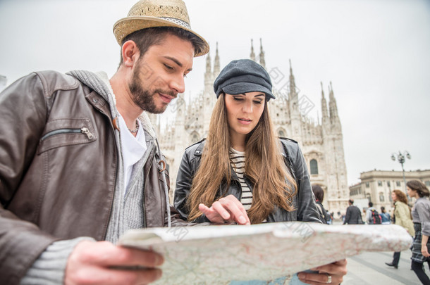 游客与城市地图