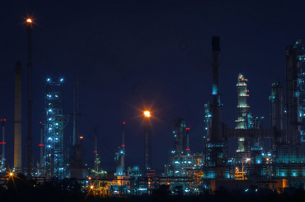 美丽的夜晚<strong>场景</strong>景观的石油和天然气精炼厂