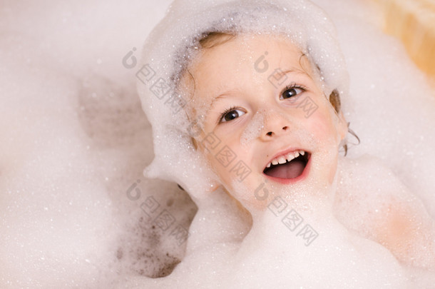 小可爱的男孩，在浴室配有泡沫