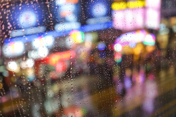情感抽象背景与焦的灯景在弥敦道 Hong 本港<strong>背后</strong>雨滴眼液在窗玻璃-专注于由于浅景深的几滴