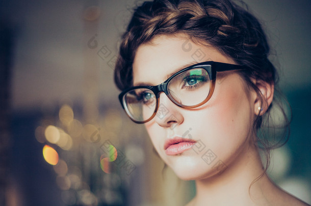 戴着眼镜的年轻女人肖像