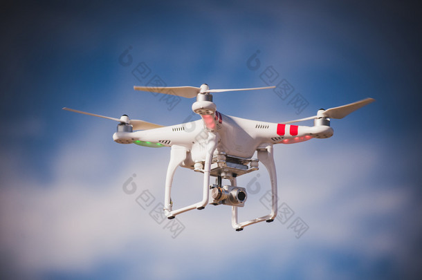 带着照相机在空中飞行的无人飞机