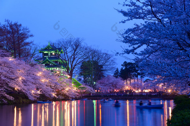 樱花和高田城堡在暮色里