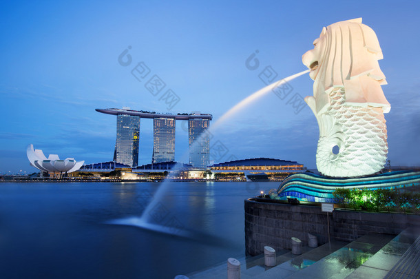 新加坡湾和鱼尾狮塑像在晚上