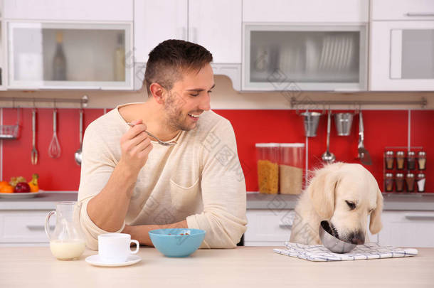 人和狗享受早餐