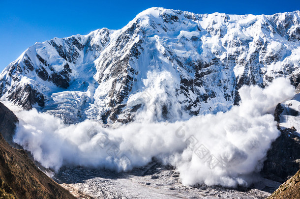 大自然的力量。在高加索地区雪崩