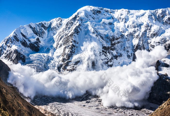 大自然的力量。在高加索地区雪崩