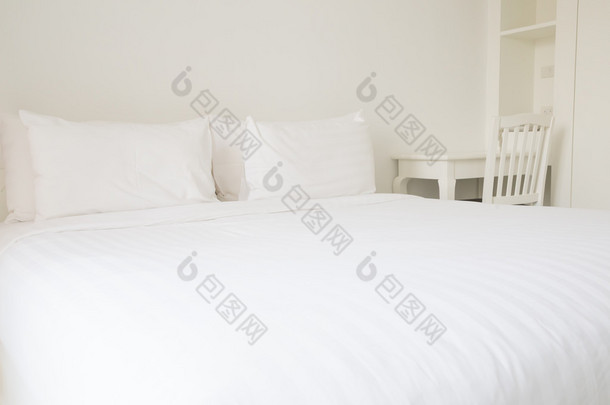 白色床单和枕头